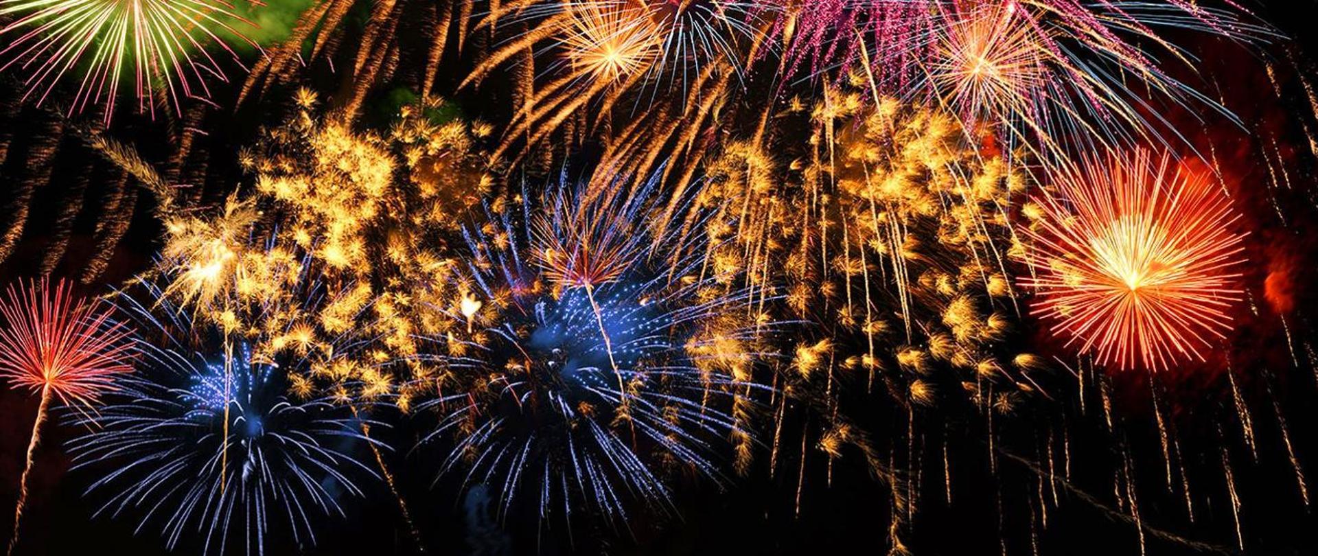 Rozświetlone niebo przez pokazy pirotechniczne