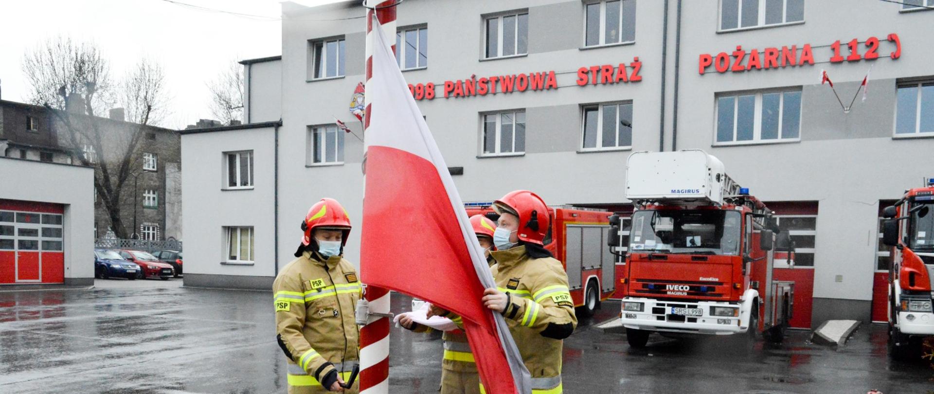 Uroczyste podniesienie Flagi Rzeczypospolitej Polskiej