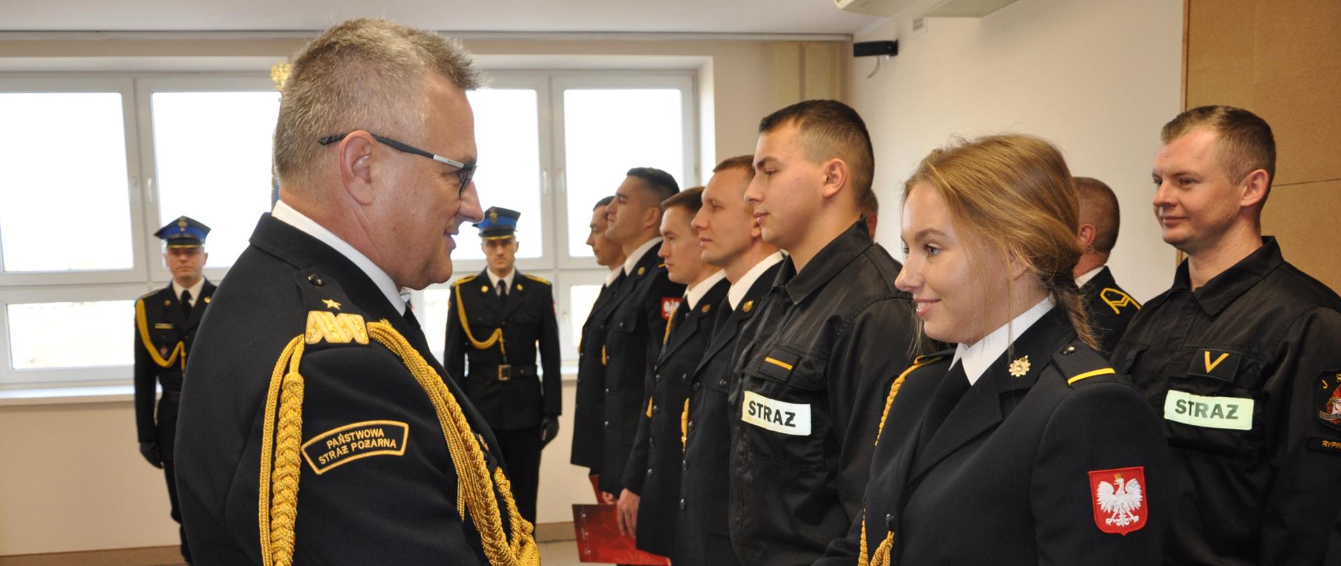 Na zdjęciu Kujawsko–Pomorski Komendant Wojewódzki Państwowej Straży Pożarnej nadbryg. Jacek Kaczmarek gratuluje awansu.