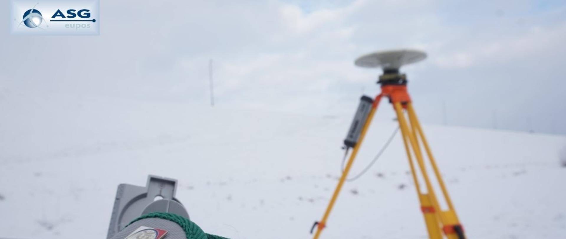 Zdjęcie odbiornika w trakcie pomiarów statycznych GNSS