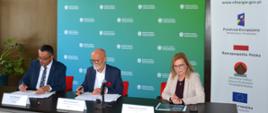 Od lewej Artur Michalski, zastępca prezesa zarządu NFOŚiGW w siedzibie NFOŚiGW, Tomasz Maciejewski, Dyrektor Naczelny Instytutu Matki i Dziecka oraz Małgorzata Gosiewska, Wicemarszałek Sejmu RP.