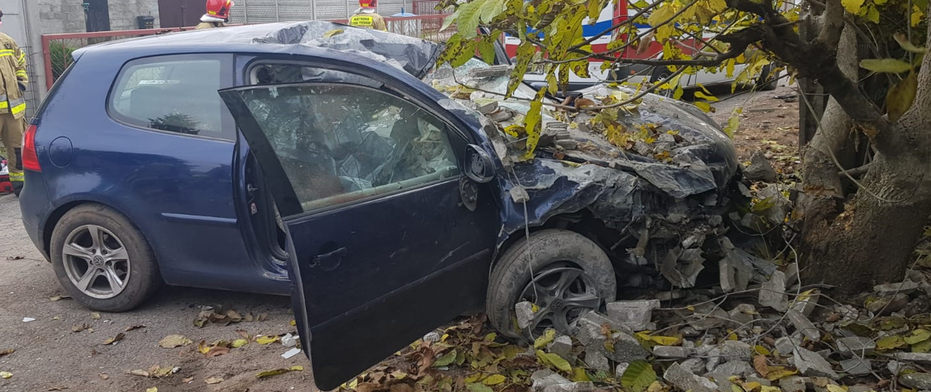Zdjęcie przedstawia samochód osobowy po wypadku drogowym.