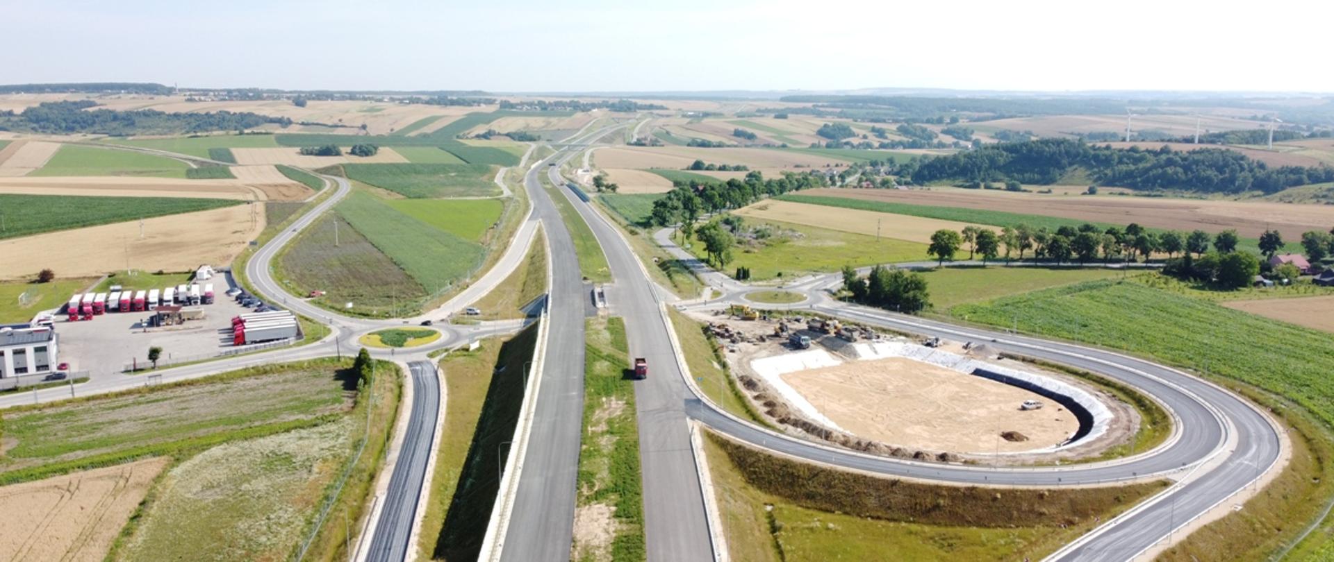 Widoczna trasa główna z dwoma rondami, jeszcze bez oznakowania poziomego i pionowego. 