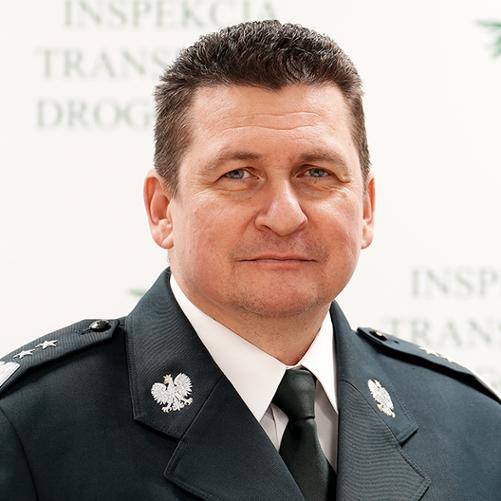 Mężczyzna w inspekcyjnym mundurze - Główny Inspektor Transportu Drogowego - na tle ścianki z napisem Inspekcja Transportu Drogowego i logo ITD