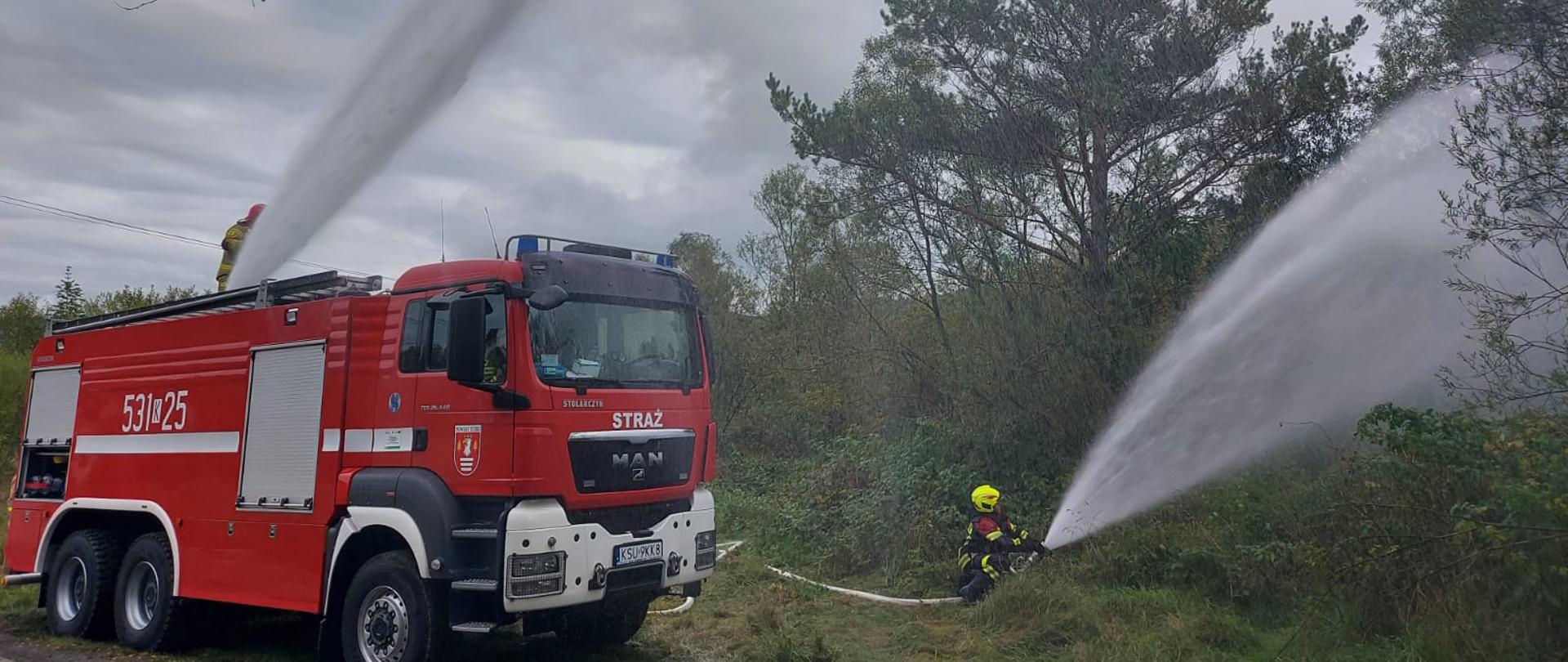 Zdjęcie przedstawia ćwiczenia plutonu zaopatrzenia w wodę. 
