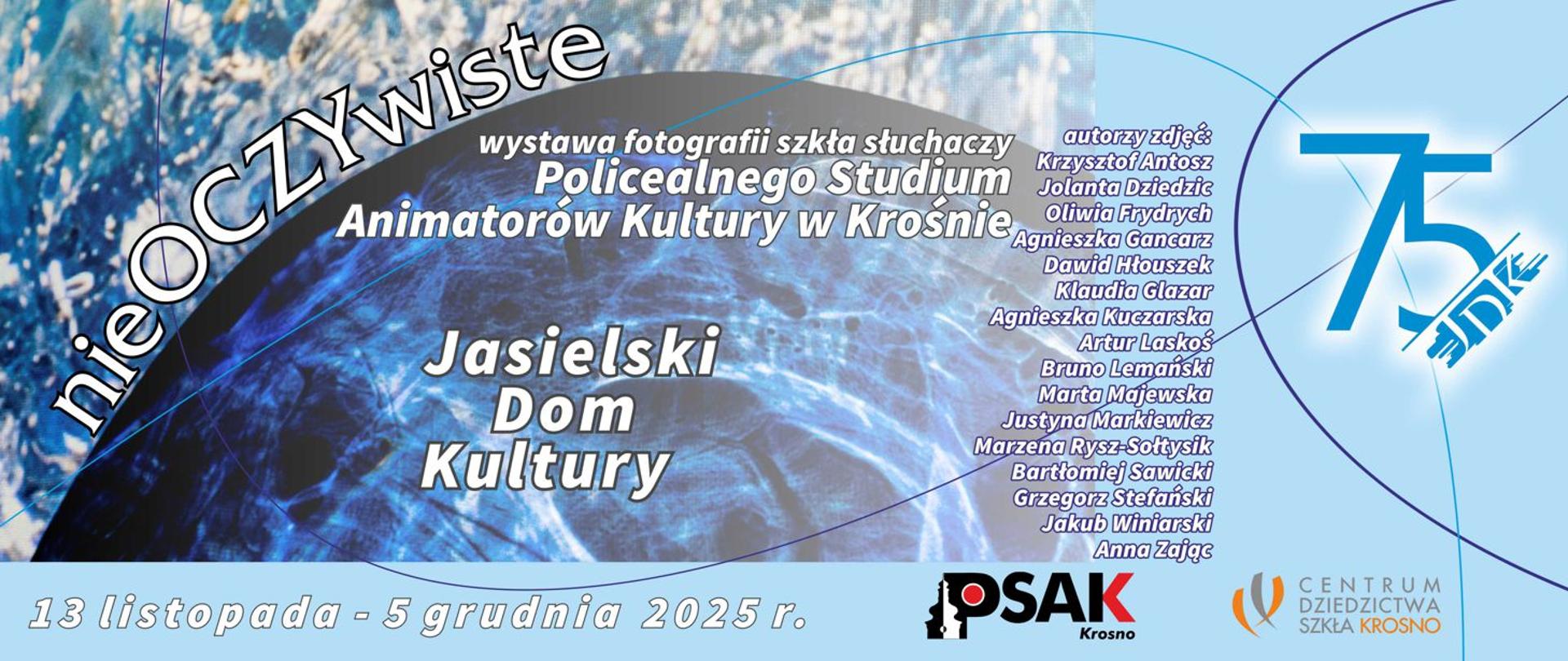 Plakat informujący o wystawie zatytułowanej Nieoczywiste. Plakat jest w kolorystyce niebieskiej.
Po prawej stronie jest niebieski napis 75 lat JDK, oraz imiona i nazwiska autorów zdjęć. Na środku i po lewej stronie plakatu jest nazwa wystawy, nazwa Studium oraz Jasielski Dom Kultury. Na dole data 13 listopada 2025 r. oraz logo Studium i Centrum Dziedzictwa Szkła.

