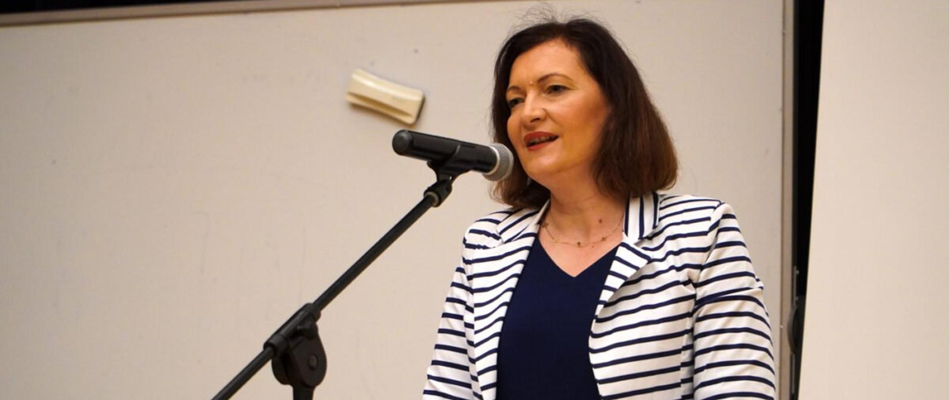 Wojewoda podkarpacki Ewa Leniart przemawia podczas podsumowania programu na Politechnice Rzeszowskiej