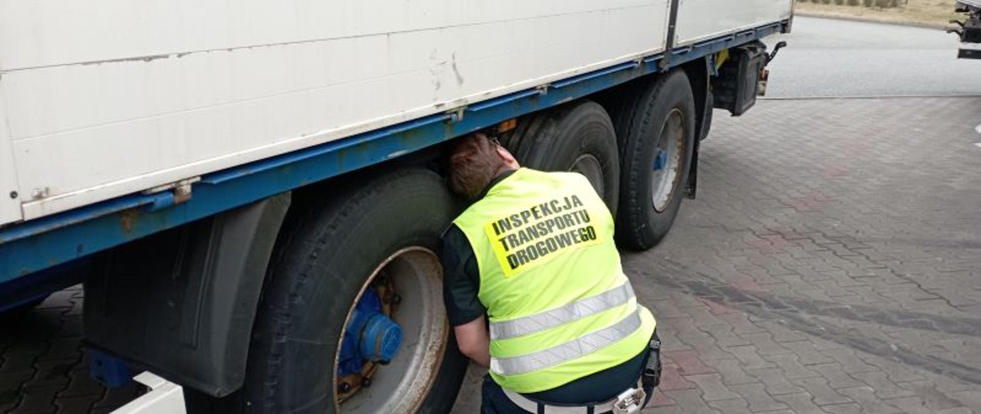 Inspektor ITD w trakcie kontroli stanu technicznego naczepy