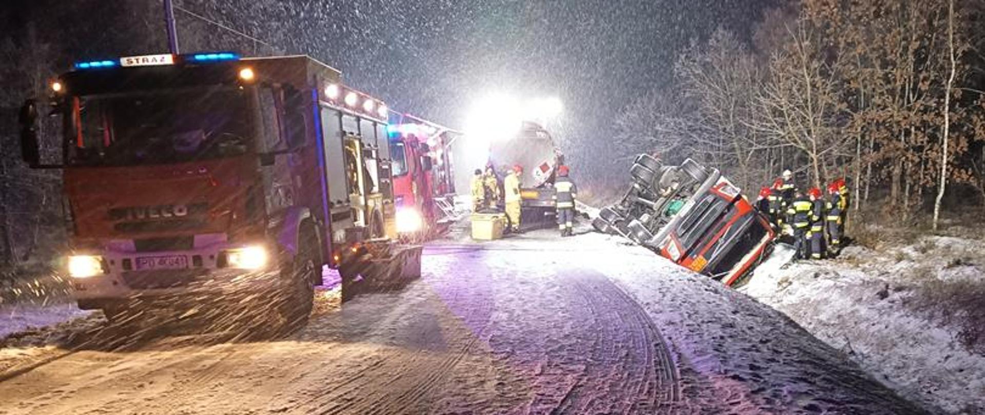 Cysterna leży poza jedną, na jezdni stoi druga do przepompowywania