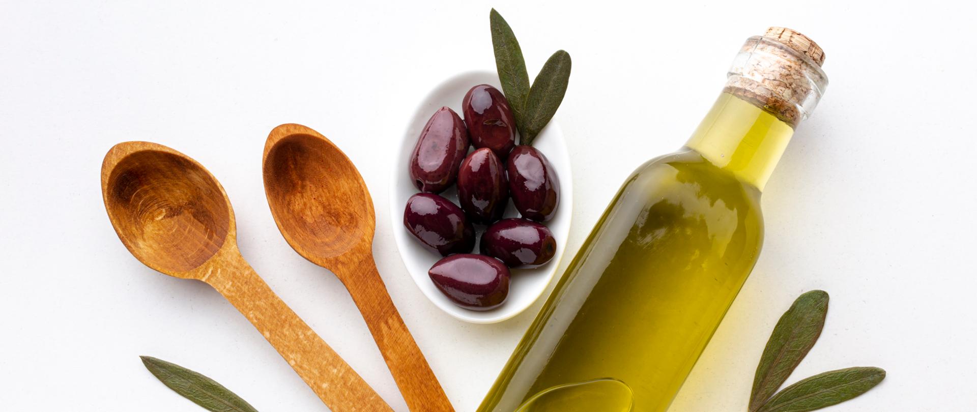 Ложка нерафинированного масла. Оливковое масло. Масло оливы. Оливковое масло для еды. Оливки и оливковое масло.