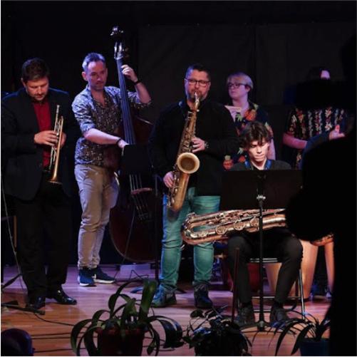 Grafika przedstawia muzykujących muzyków jazzwych