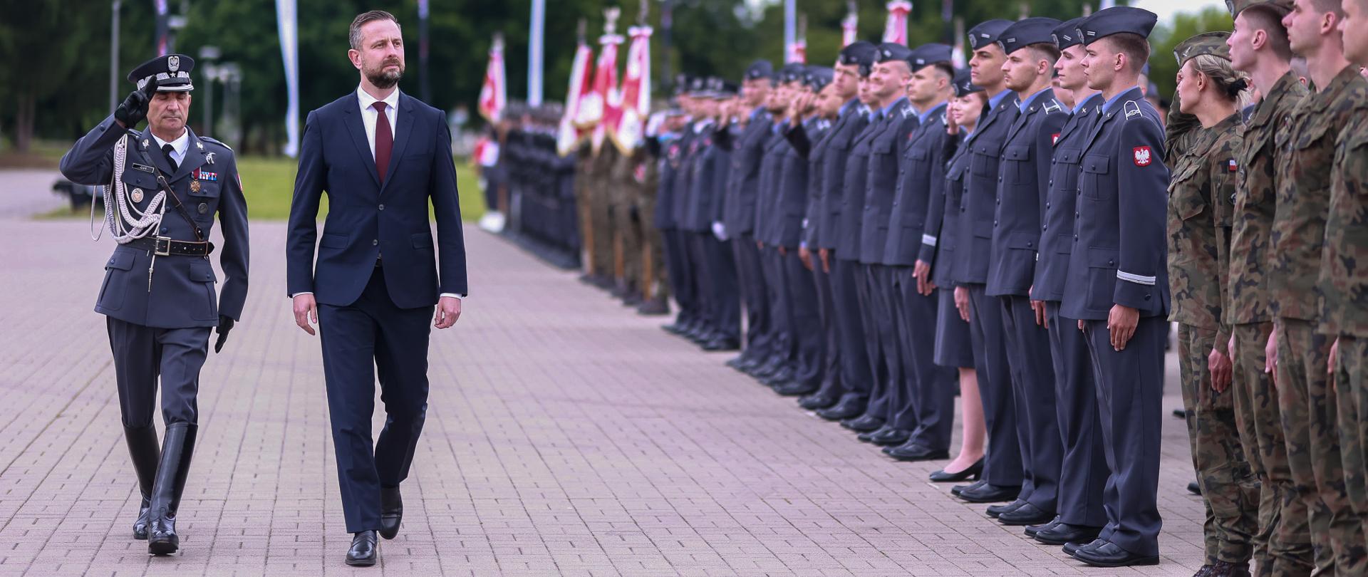 13 czerwca 2025 r. w Dęblinie, Władysław Kosiniak-Kamysz wicepremier, minister obrony narodowej, wiceminister Stanisław Wziątek, kadra dowódcza Wojska Polskiego oraz społeczność lotników uczestniczyli w uroczystości z okazji 100-lecia Szkoły Orląt. Fot. Krzysztof Niedziela/MON