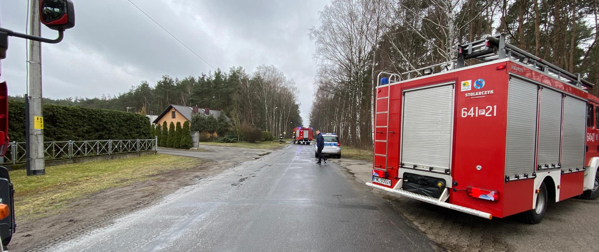 Wozy strażackie, radiowóz policyjny, droga.