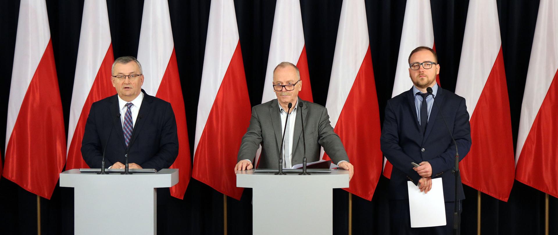 Konferencja prasowa ministra infrastruktury Andrzeja Adamczyka, wiceministra Marka Chodkiewicza oraz sekretarza Krajowej Rady Bezpieczeństwa Ruchu Drogowego Konrada Romika