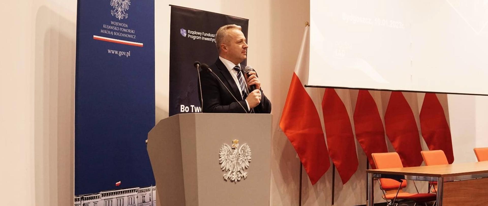 
Tłum ludzi w sali konferencyjnej
