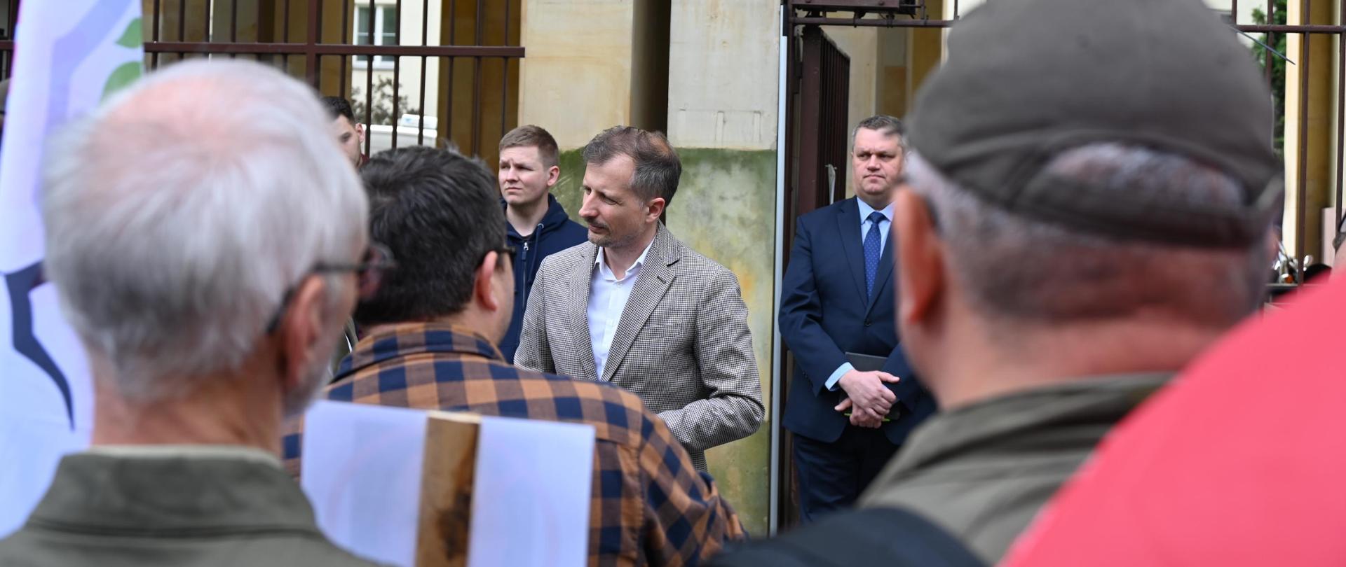 Wiceminister klimatu i środowiska Mikołaj Dorożała w czasie spotkania z przedstawicielami leśnych związków zawodowych