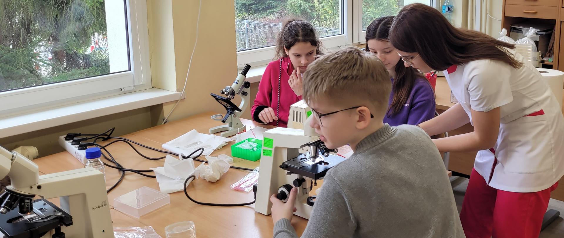 Uczniowie uczestniczący w warsztatach PIORiN