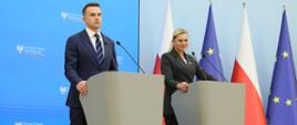 Ministra Edukacji Barbara Nowacka i Rzecznik Rządu Minister Adam Szłapka podczas konferencji po posiedzeniu Rady Ministrów 8.10.2025 r.
