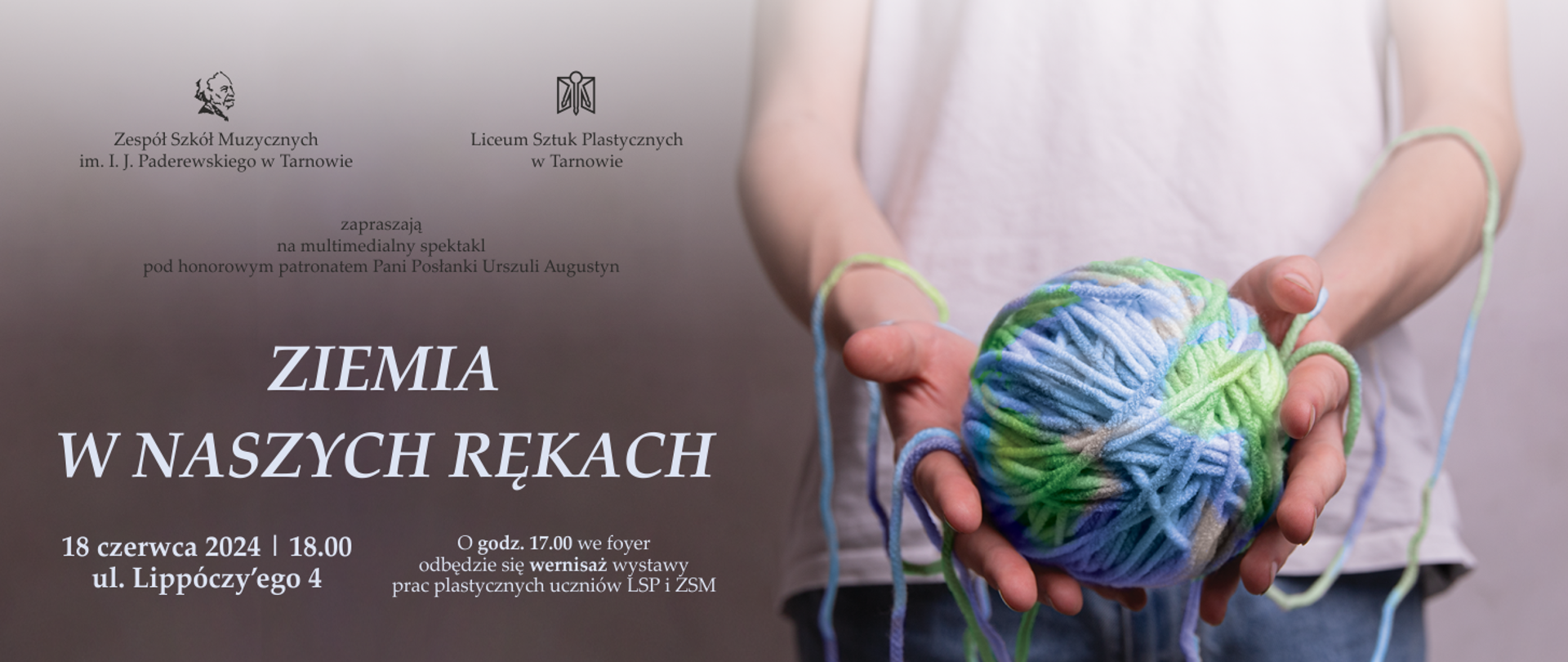 Grafika przedstawia po prawej ręce i część ciała osoby trzymającej kłębek włóczki w kolorach niebieskim zielonym i białym po lewej na środku wielki napis w kolorze białym ZIEMIA W NASZYCH RĘKACH po lewej u góry w kolorze czarnym logo i nazwy szkół na dole grafiki po lewej w kolorze białym data, godzina i adres wernisażu prac plastycznych uczniów LSP i ZSM