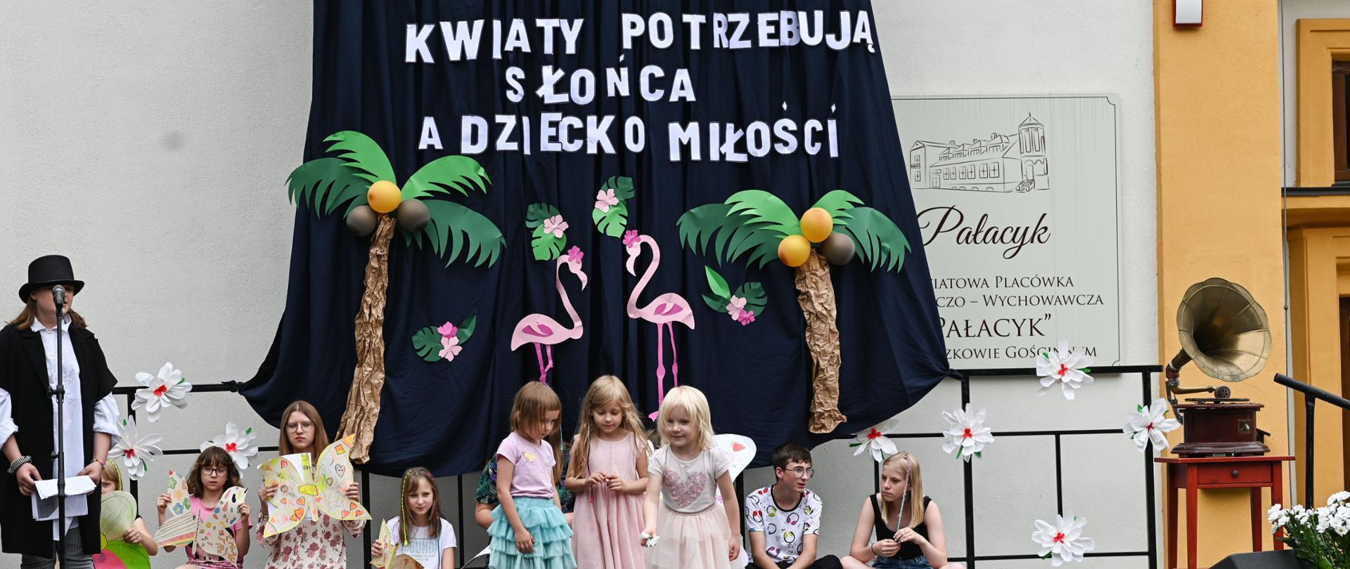 Minister Rodziny i Polityki Społecznej Marlena Maląg na otwarciu nowego budynku Domu Pomocy Społecznej w Drzewicy. 