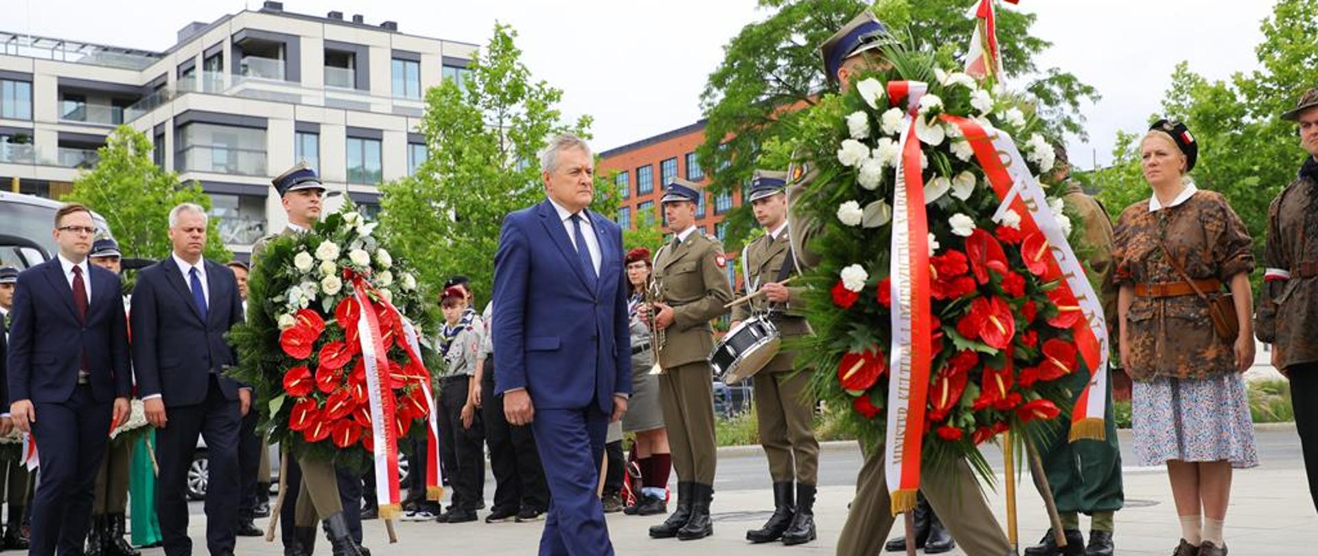 Minister kultury Piotr Gliński oddał hołd obrońcom Elektrowni Powiśle w 79. rocznicę wybuchu Powstania Warszawskiego, fot. Danuta Matloch