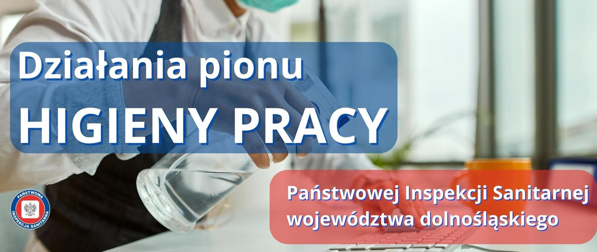 Osoba w maseczce ochronnej i rękawiczkach gumowych dezynfekuje klawiaturę komputerową