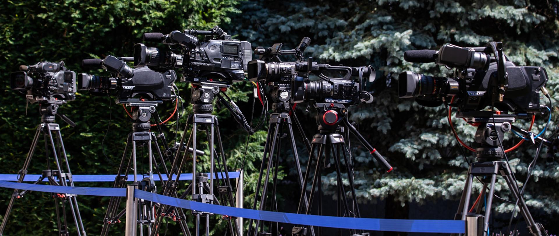 Na zdjęciu widać zamocowane na statywach kamery wideo.