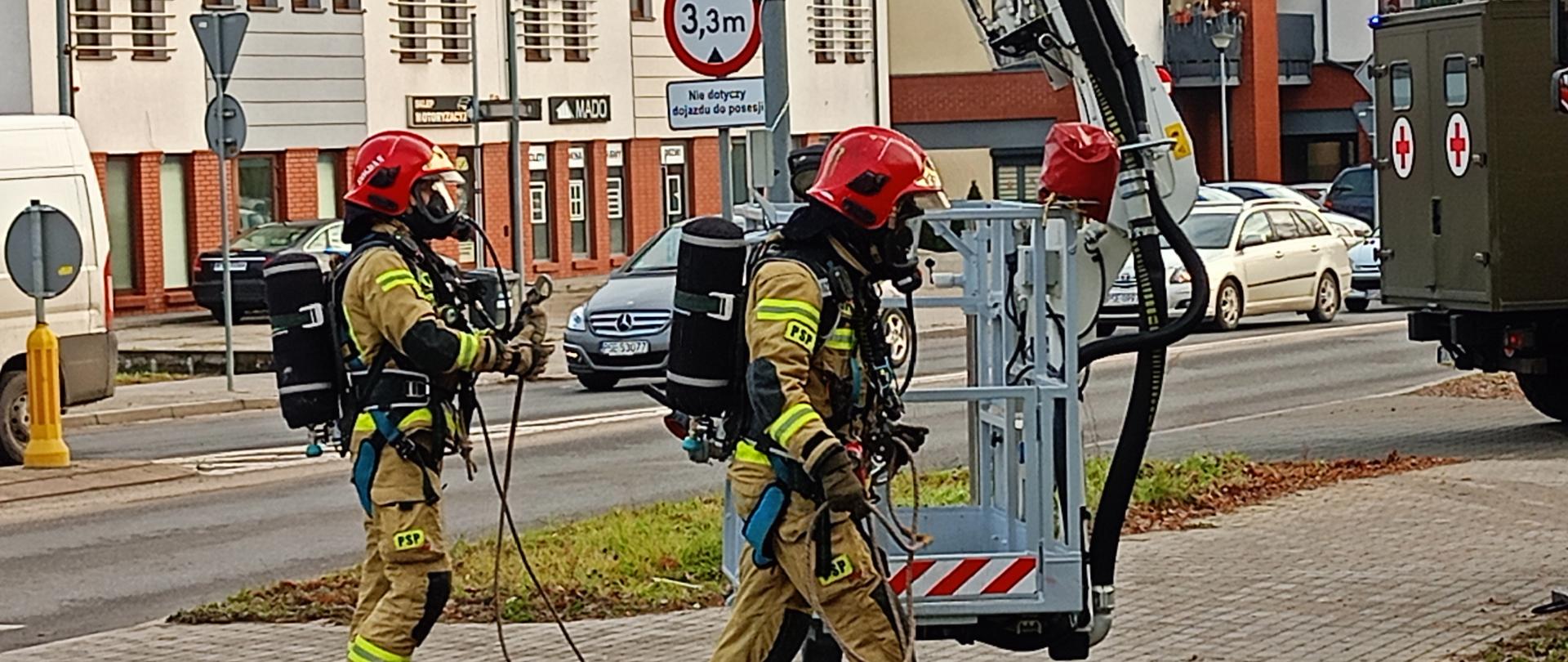 Strażacy JRG Śrem podczas ewakuacji poszkodowanej osoby z budynku klubu garnizonowego