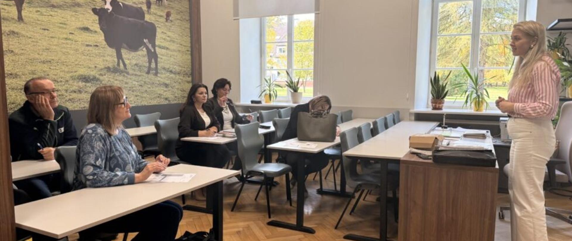 Nauczyciela na szkoleniu z koordynatorem.