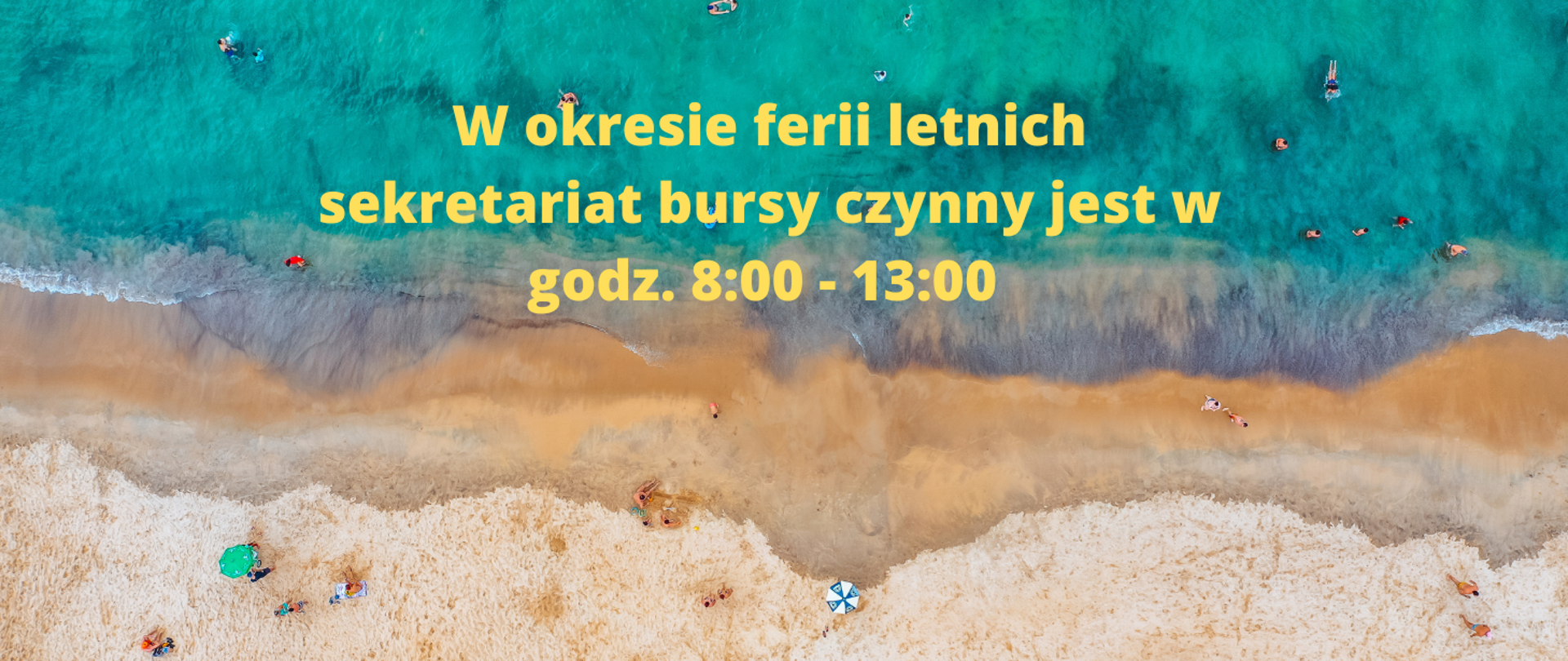 Baner informacyjny, na tle plaży i morza napis informujący o godzinach urzędowania sekretariatu bursy w czasie letnim od 8 do 13