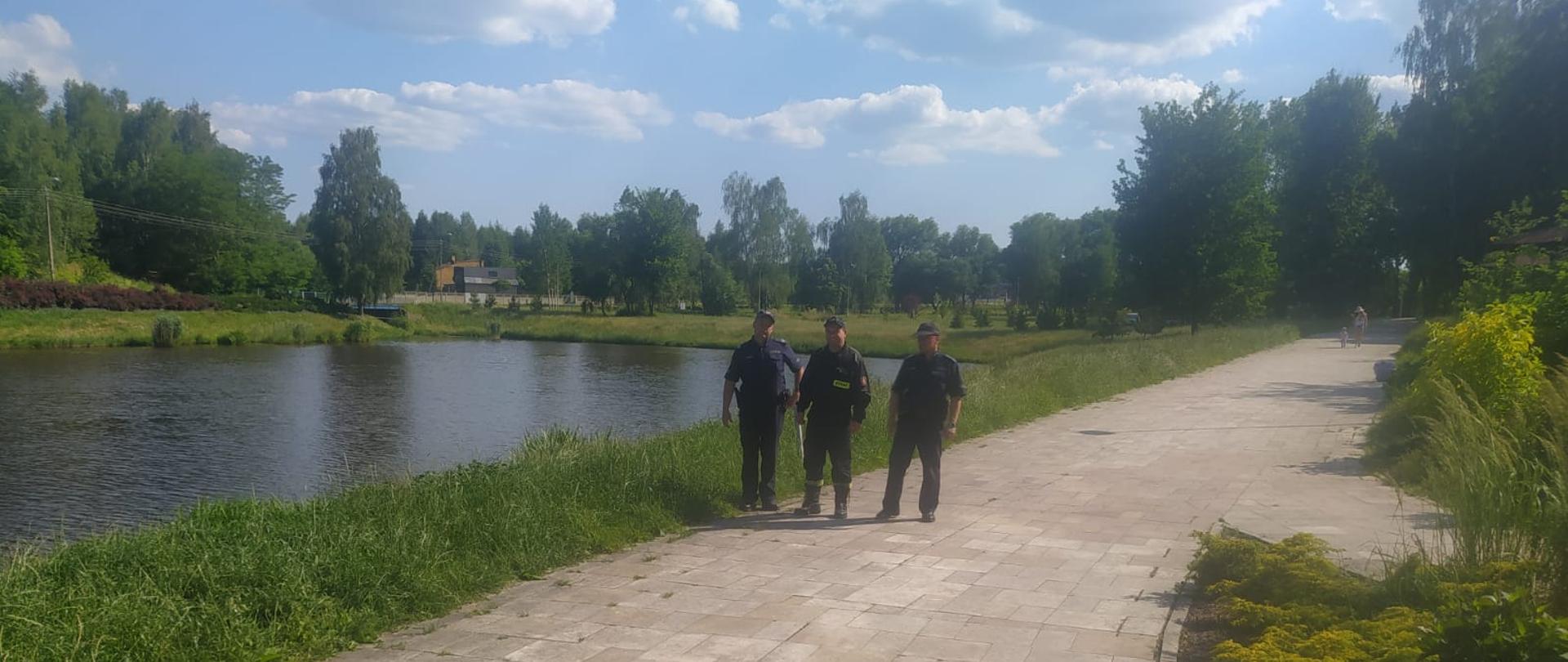 Fotografia przedstawiająca patrole funkcjonariuszy z Komendy Powiatowej Państwowej Straży Pożarnej w Szydłowcu oraz Komendy Powiatowej Policji w Szydłowcu na akwenach wodnych w Szydłowcu.