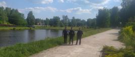 Fotografia przedstawiająca patrole funkcjonariuszy z Komendy Powiatowej Państwowej Straży Pożarnej w Szydłowcu oraz Komendy Powiatowej Policji w Szydłowcu na akwenach wodnych w Szydłowcu.
