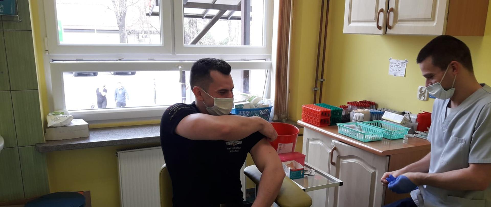 Strażak podczas szczepienia przeciw Covid -19.