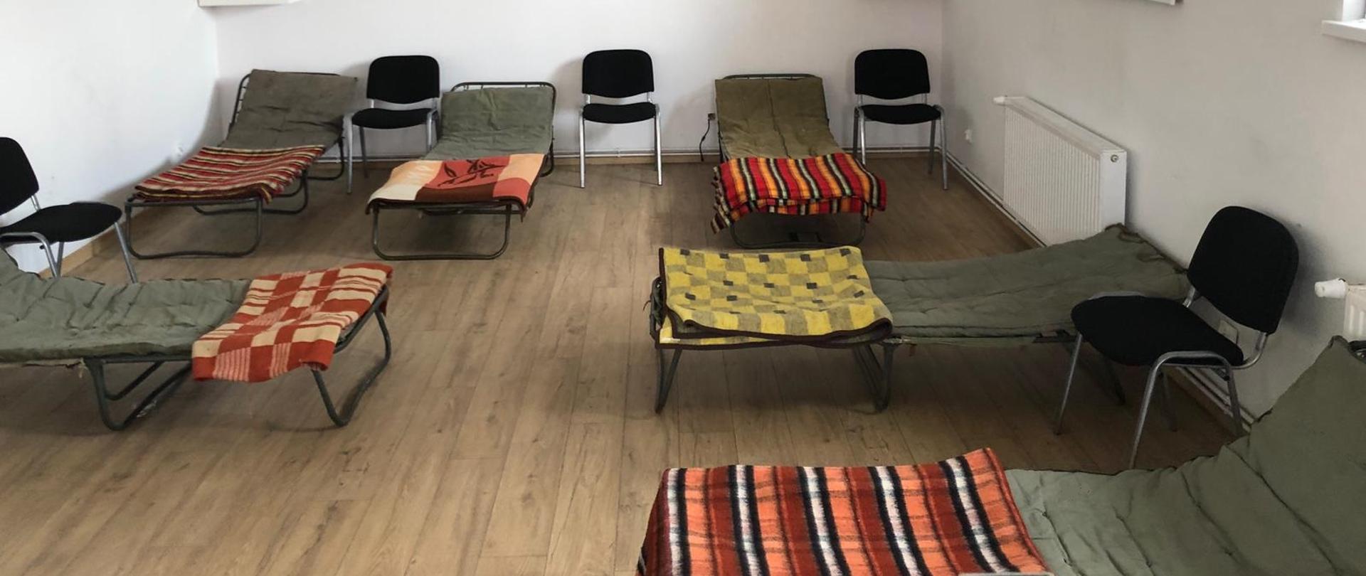 Na zdjęciu widać świetlice w OSP w której przygotowano 6 łóżek polowych dla ewentualnych uchodźców z Ukrainy