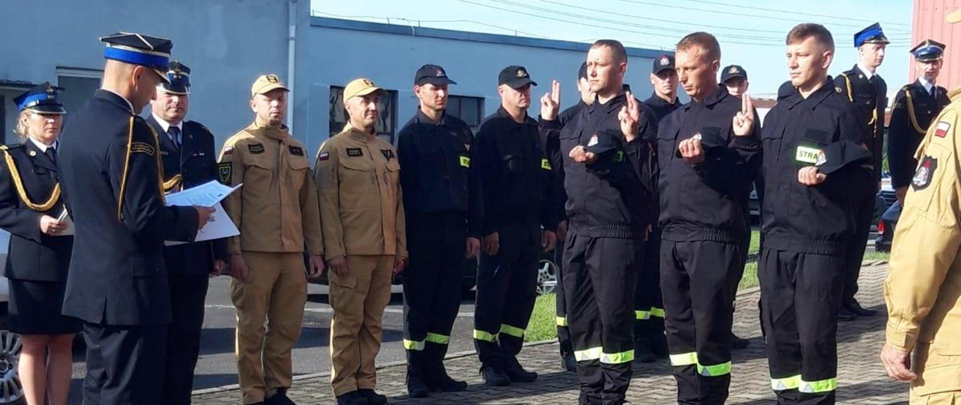 Strażacy podczas ślubowania