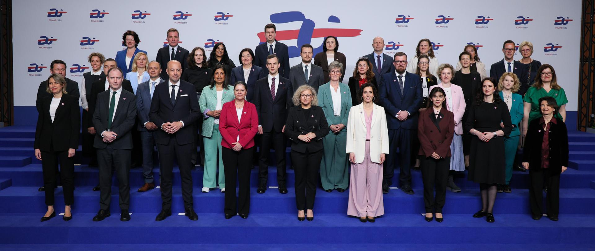 Warsaw, Poland, 16 April 2025. Informal meeting of European equality ministers at the Polish Army Museum in Warsaw.
family photo.
Katarzyna Kotula