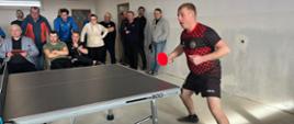 Strażak gra w tenisa stołowego