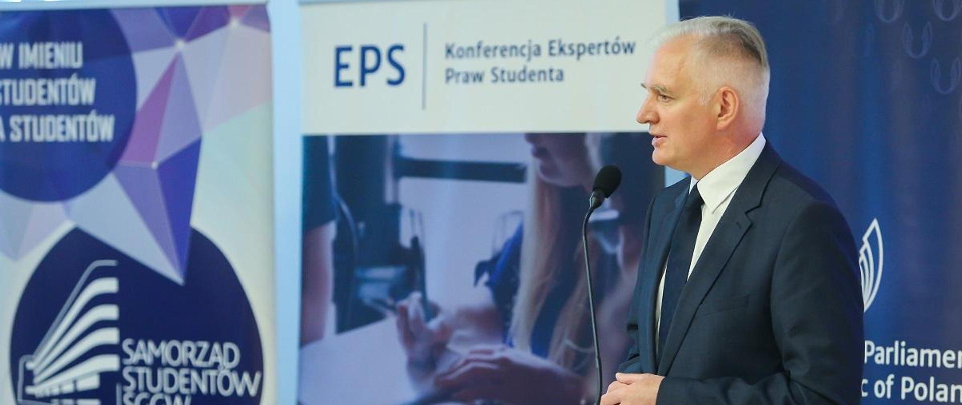 Minister Jarosław Gowin przemawia do mikrofonu