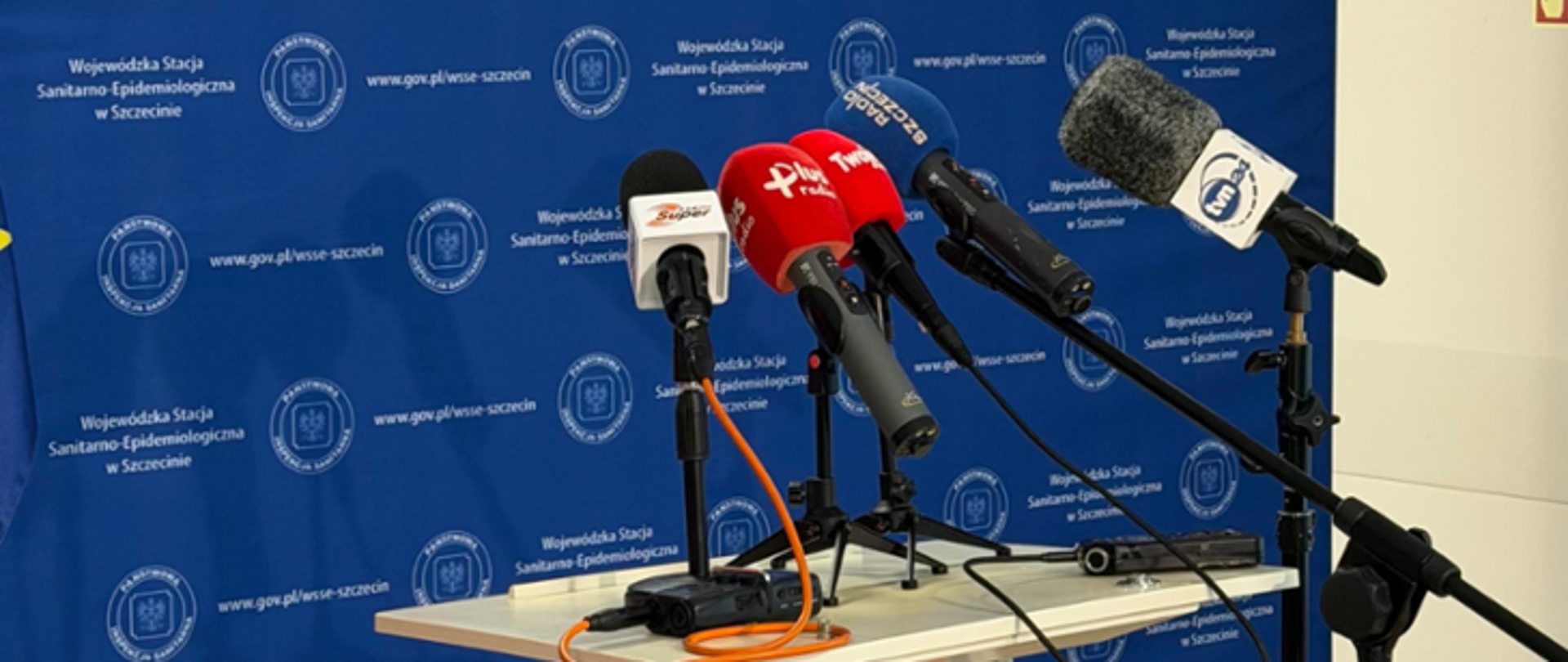 mikrofony na tle baneru WSSE w Szczecinie
