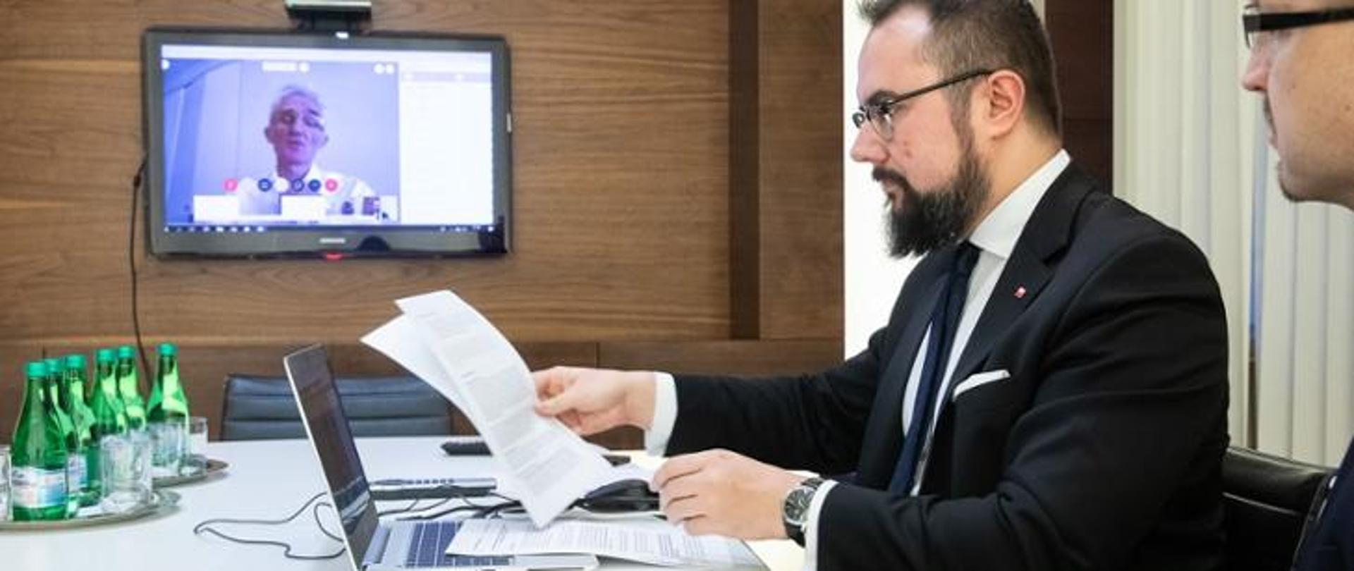 Videoconference of Paweł Jabłoński, Undersecretary of State of the Ministry of Foreign Affairs with Marek Lowcock, Undersecretary General for Humanitarian Affairs and Crisis Assistance Coordinator on the support of the Central Fund for Emergency Assistance (CERF) of the United Nations Office for the Coordination of Humanitarian Aid (UN OCHA) by Poland