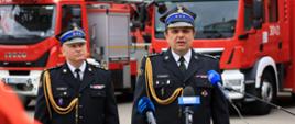 Konferencja prasowa dotycząca wojewódzkich obchodów Dnia Strażaka oraz jubileuszu 150-lecia Zawodowej Straży Pożarnej w Białymstoku - wypowiedz dla prasy st. bryg. Grzegorza Lisowskiego na tle samochodów pożarniczych
