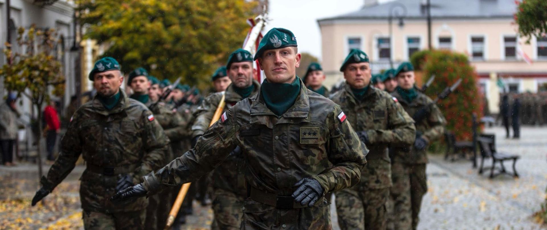 Żołnierze Garnizonu Sieradz oraz 15. Sieradzkiej Brygady Łączności podczas przemarszu