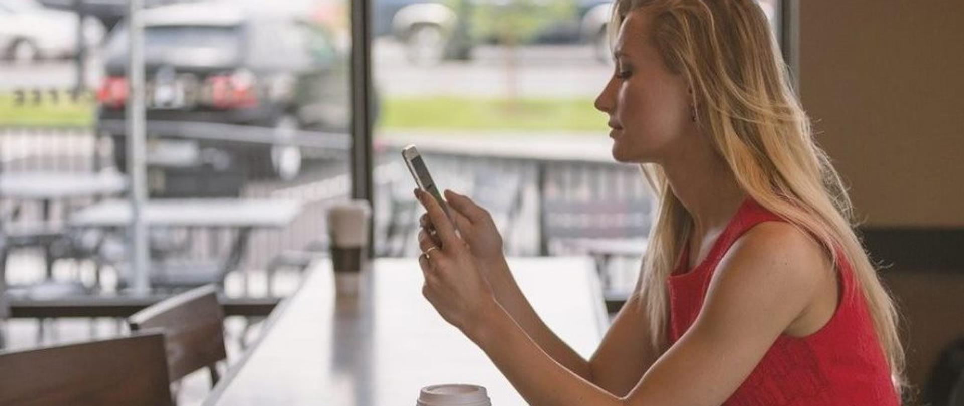 Kobieta przy kawie ze smartfonem