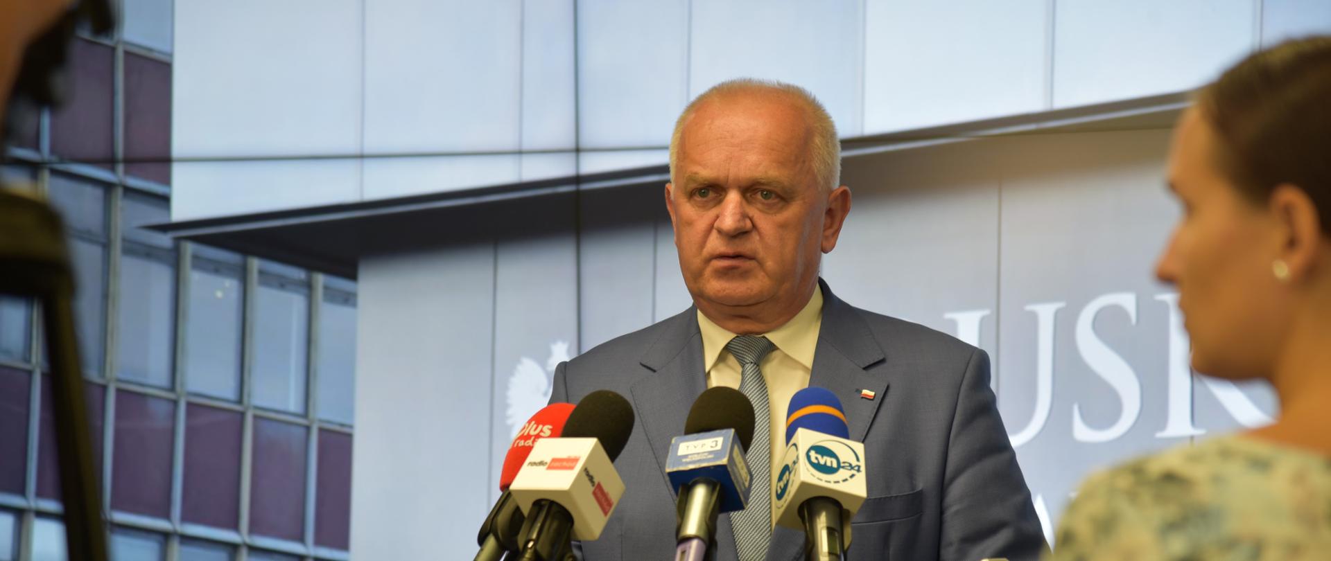 wojewoda w czasie briefingu prasowego 