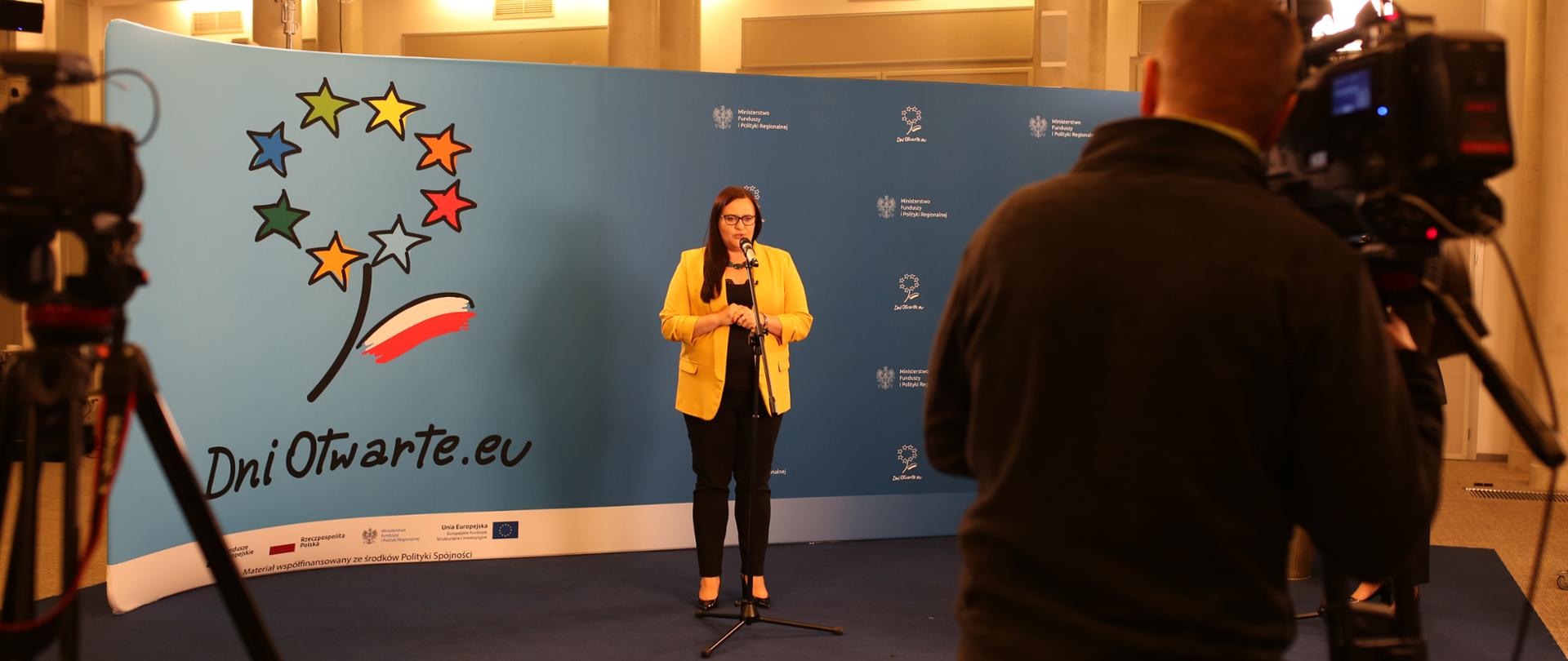 Minister Małgorzata Jarosińska-Jedynak stoi na tle baneru Dni Otwartych Funduszy Europejskich.