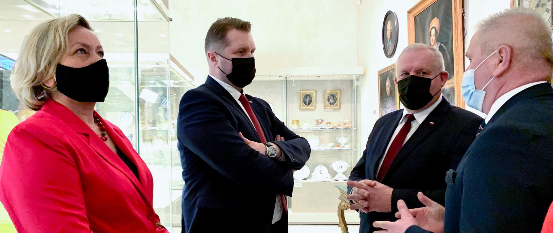 Wizyta ministra Przemysława Czarnka w Muzeum Ratusz – Galerii Sztuki Dawnej w Tarnowie, minister Przemysław Czarnek rozmawia z przedstawicielami muzeum.