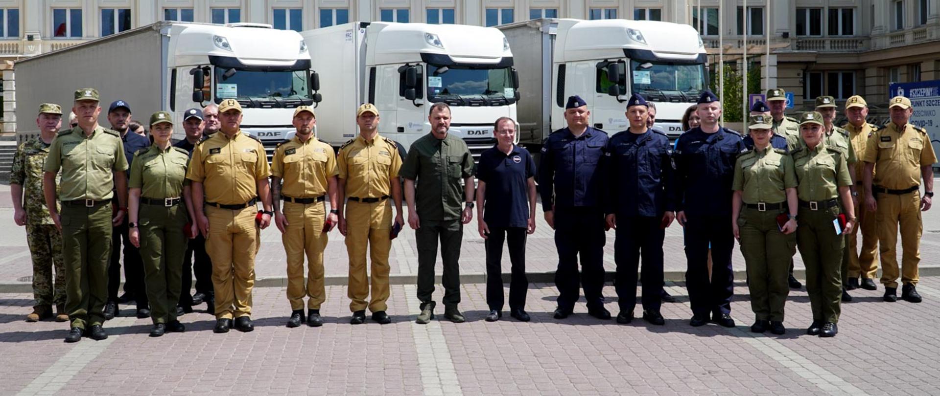 Wspólne zdjęcie ministra SWiA wraz ministrem spraw wewnętrznych Ukrainy i przedstawicielami służb 