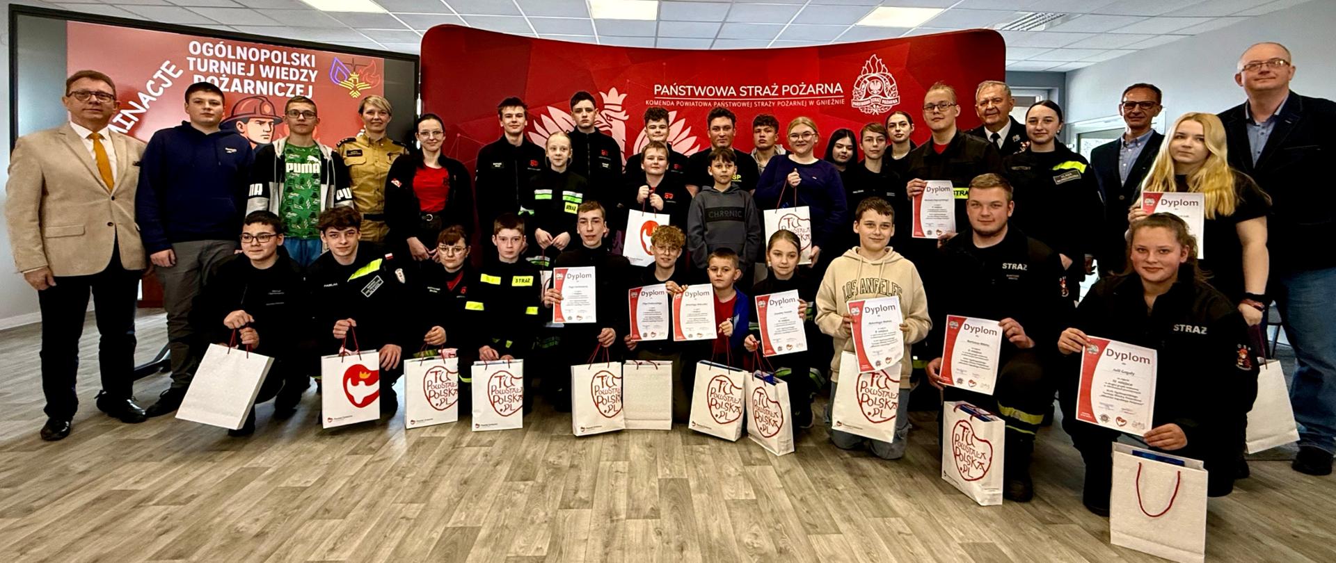 Uczestnicy i zaproszeni goście z nagrodami na wspólnym zdjęciu