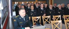 Na zdjęciu strażacy ochotnicy na spotkaniu z zastępcą śląskiego komendanta wojewódzkiego
