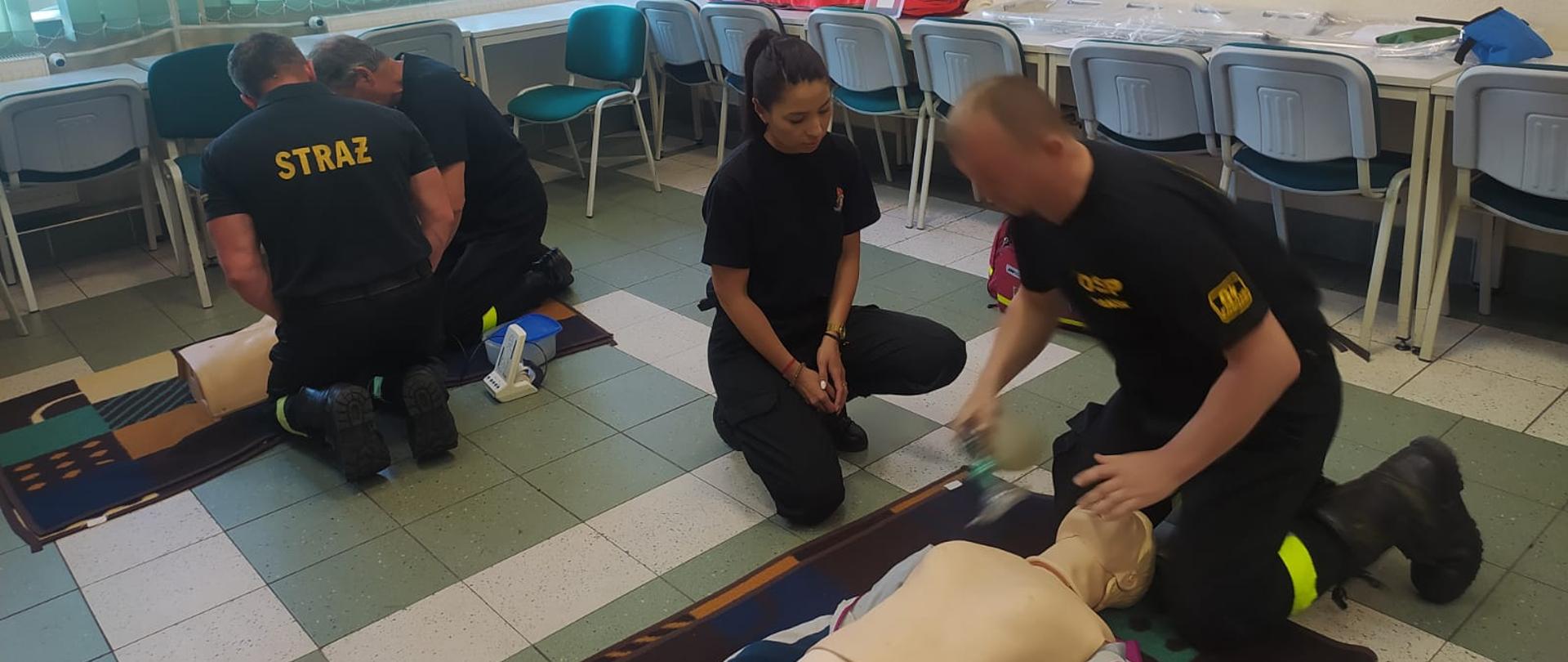 Zdjęcie przedstawia funkcjonariuszy podczas egzaminu kwalifikowanej pierwszej pomocy